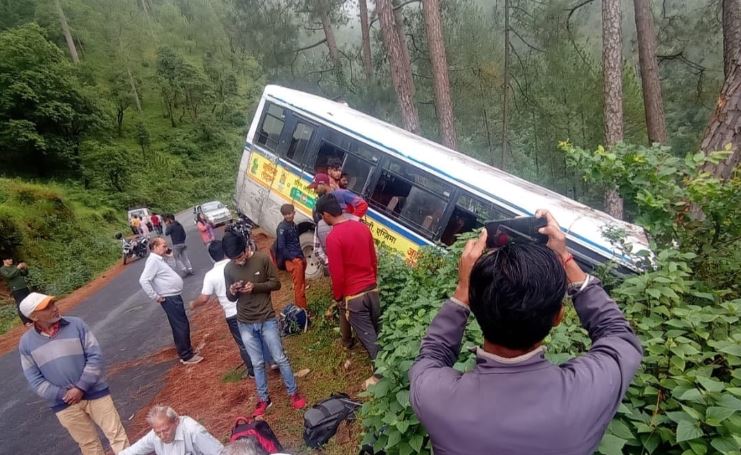 उत्तराखंड रोडवेज की बस खाई में लटकी, पेड़ ने बचाई 21 लोगों की जान…